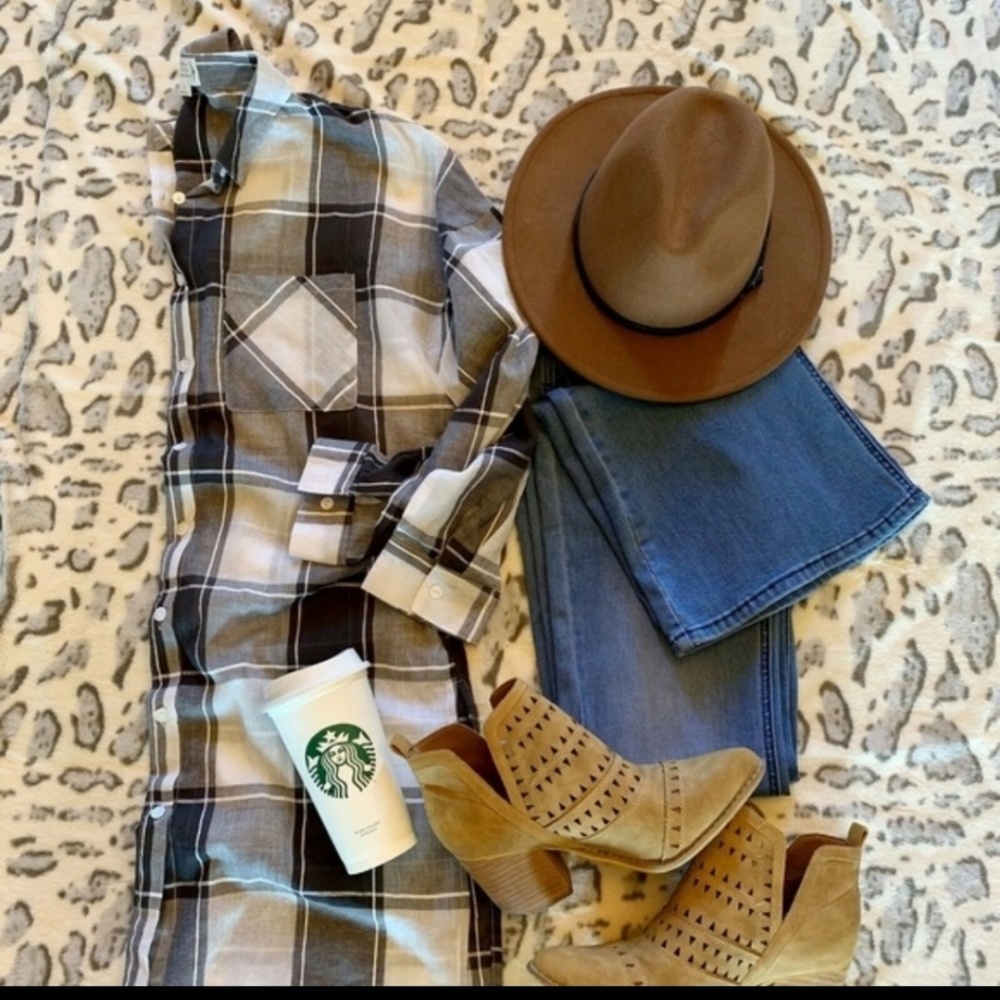 Size Small PLAID BUTTON DOWN - Picture 3 of 3